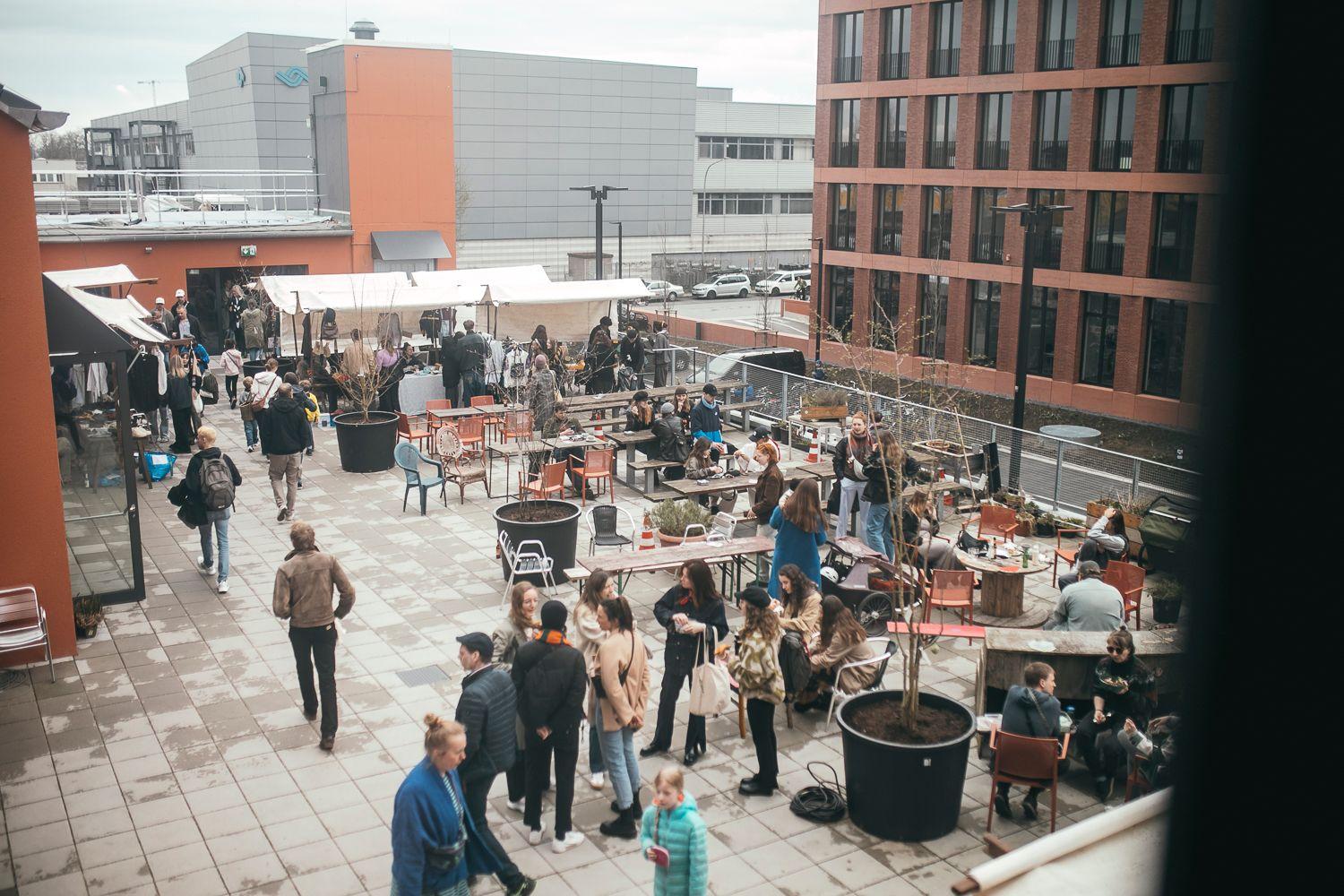 Menschen auf der Dachterrasse