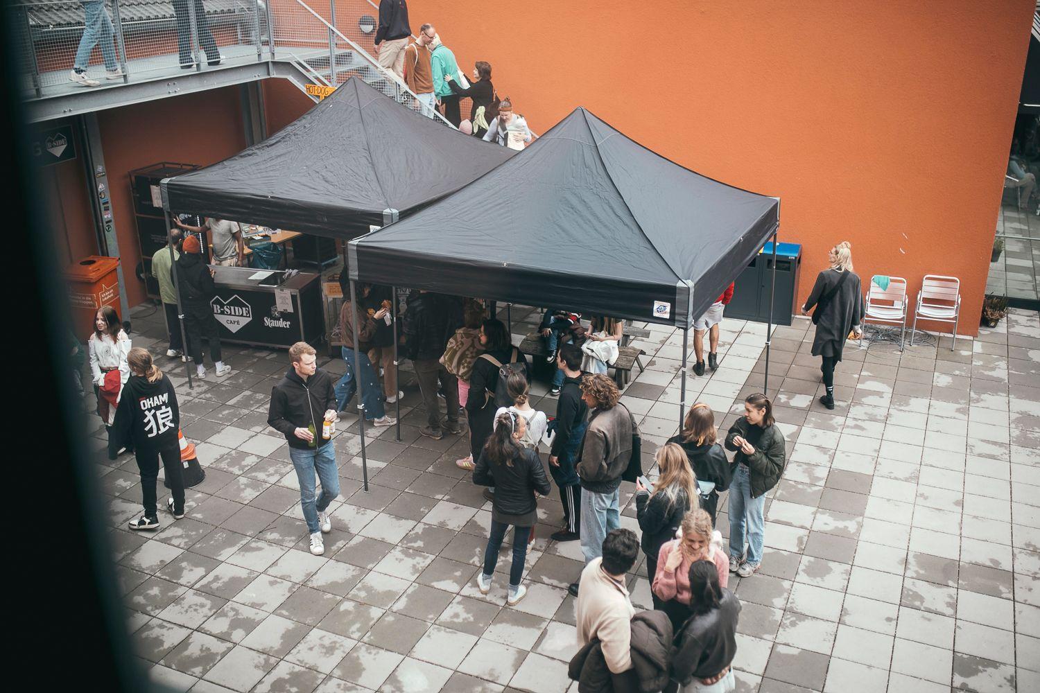 Menschen stehen an für Hot Dogs