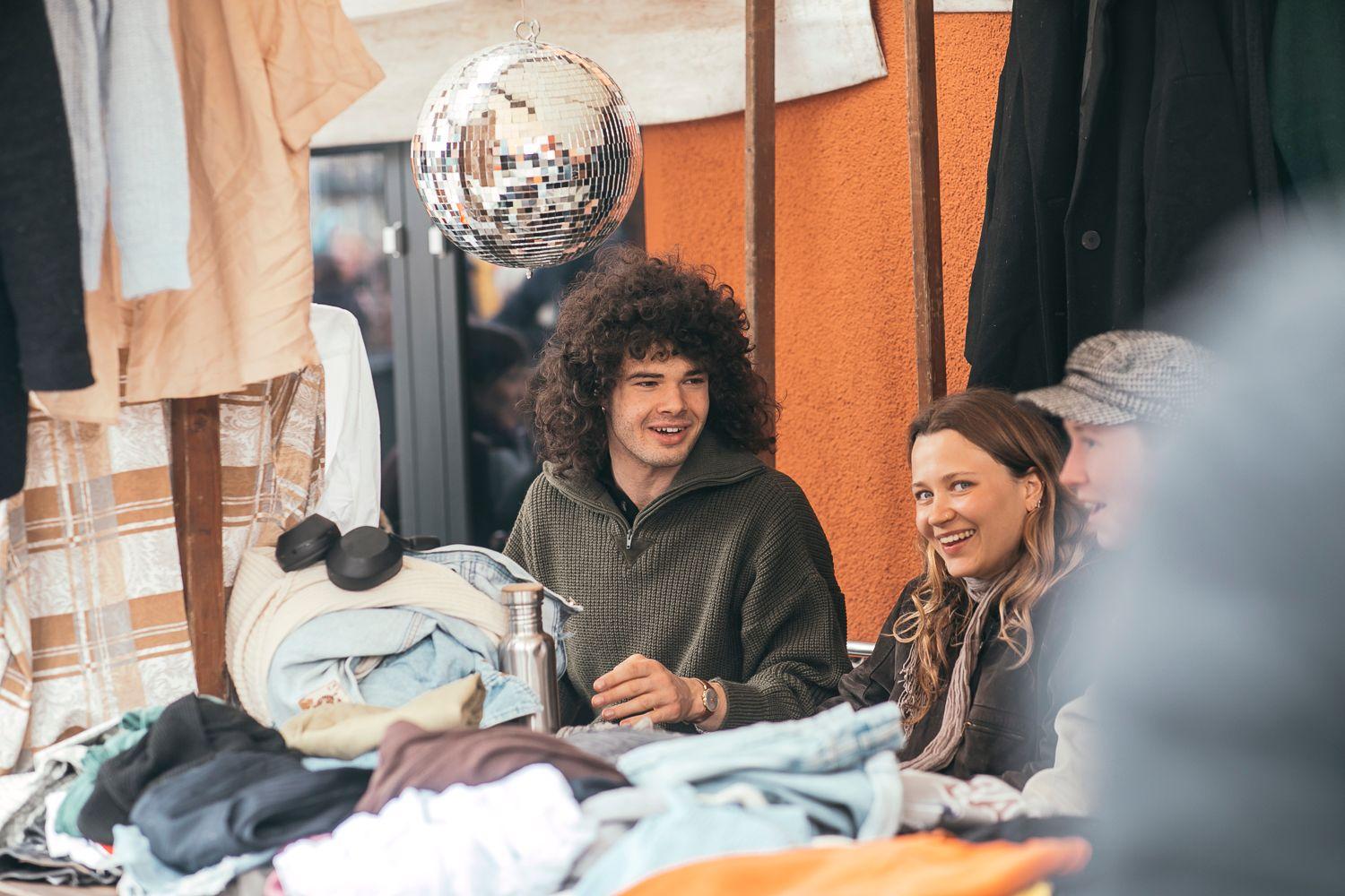 Menschen am Stand vom Hansaflohmarkt 