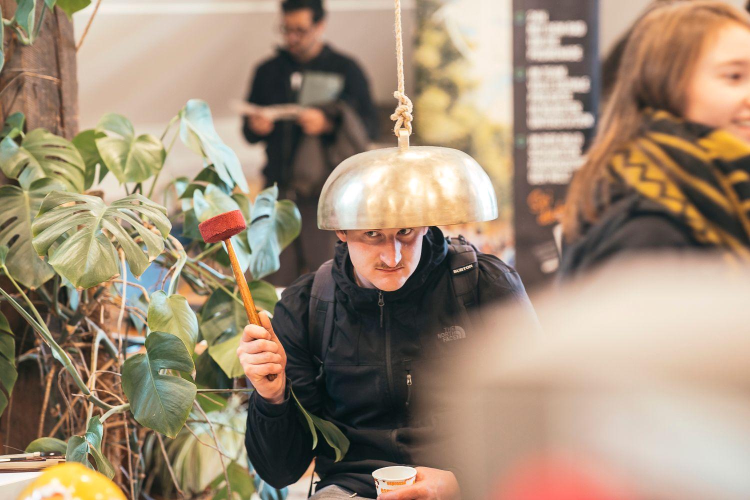 mensch hat Klangschale auf dem Kopf
