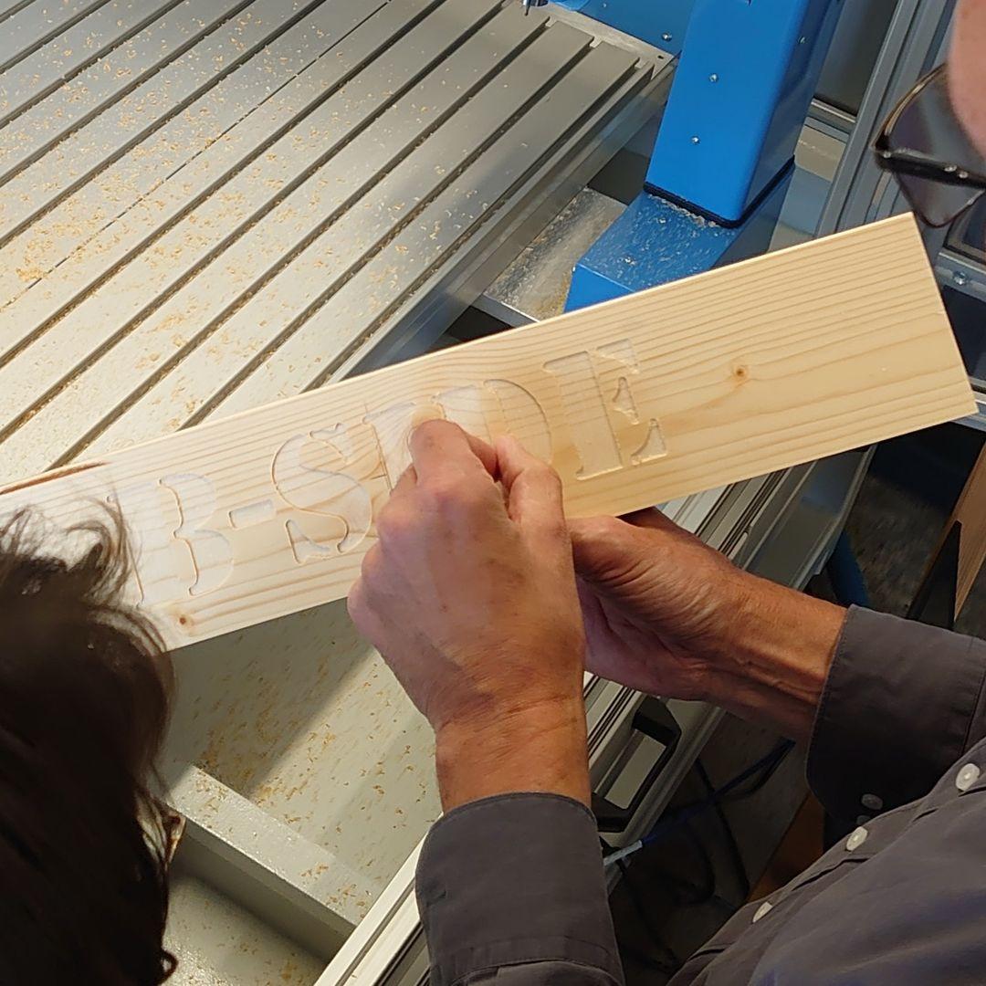 B-Side Schriftzug in Holz gefräst
