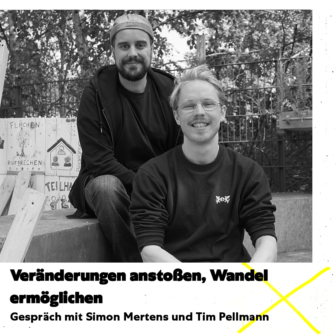 Zwei Personen - Simon und Tim - sitzen im Außenbereich der B-Side. Darunter steht der Text "Veränderung anstoßen, Wandel ermöglichen".