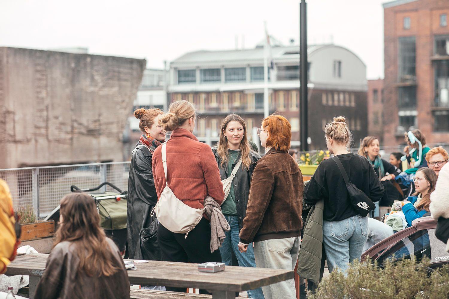 Menschen auf der Dachterrasse