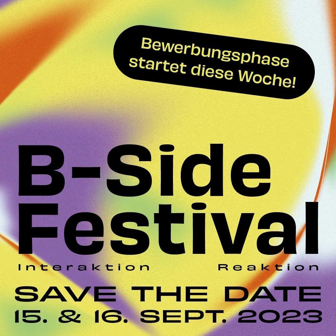 Der Hintergrund besteht aus einem mehrfarbigen Muster ohne Bedeutung. Im Vordergrund stehen die Daten des diesjähringen B-Side Festivals. Es findet am 15. und 16. Dezember und der dem Motto "Interaktion - Reaktion" statt.