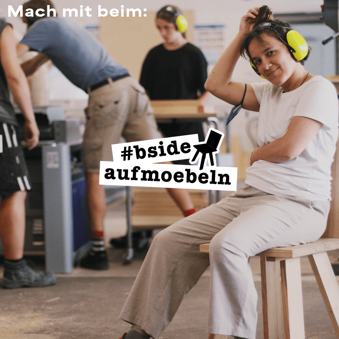 Ein Bild aus der Offenen Werkstatt. Eine Person mit Höhrschutz sitzt auf einem der Stühle die gebaut werden sollen. Mitten im Bild steht #bside_aufmoebeln