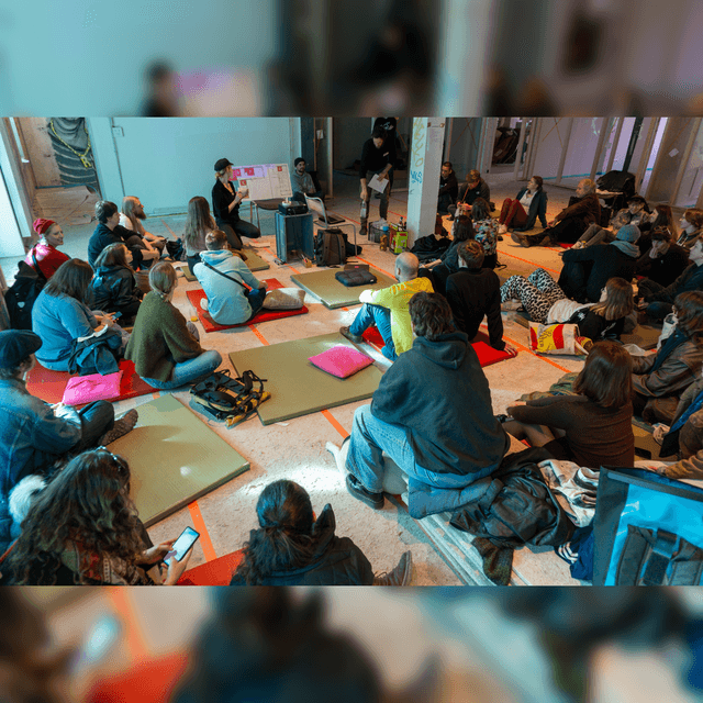 Viele Menschen sitzen bei einem Workshop zusammen im Kreis.